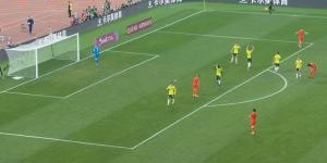 抽筋被换下！张玉宁强行选择远射打高，拜合拉木摊手