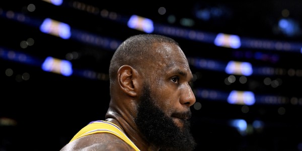 付政浩:湖人尊重詹姆斯但不允许对建队计划指手画脚 更不想成傀儡