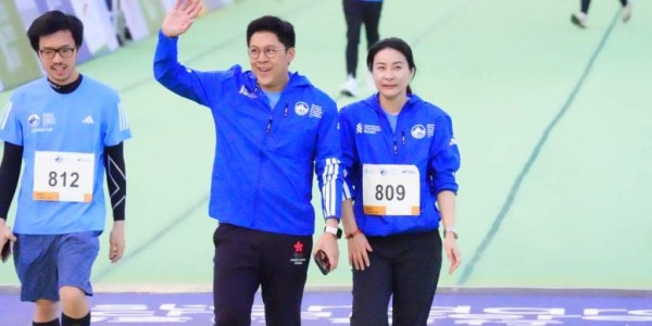 天博体育app-郭晶晶霍启刚亮相香港马拉松赛，李家超：推动体育盛事化发展